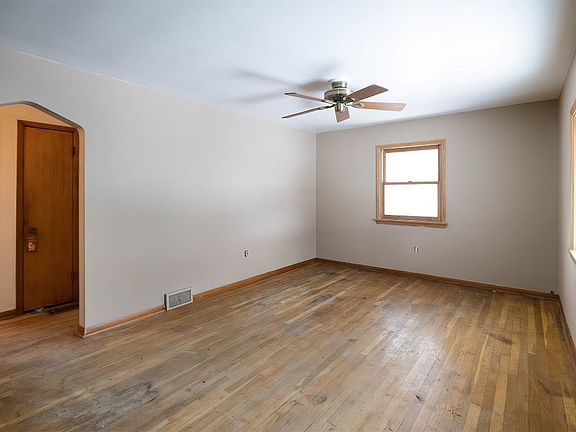 3rd image of 919 Evergreen Dr