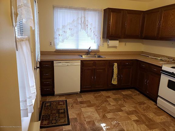 3rd image of 590A Burtons Ct