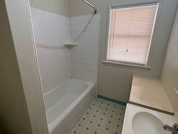 3rd image of 807 Mariposa St APT A