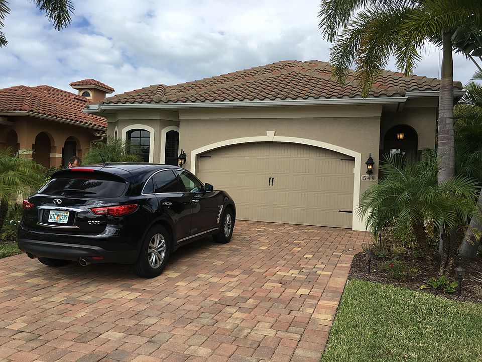3 bedroom 3 bath home in Naples Park