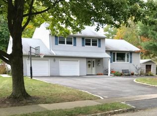 29 New England Dr, Lake Hiawatha, NJ 07034