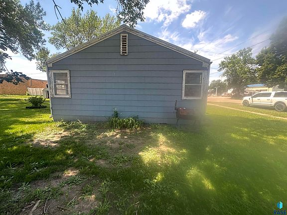 3rd image of 100 E Dakota St
