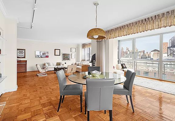 5th image of 150 E 69th St APT 15F