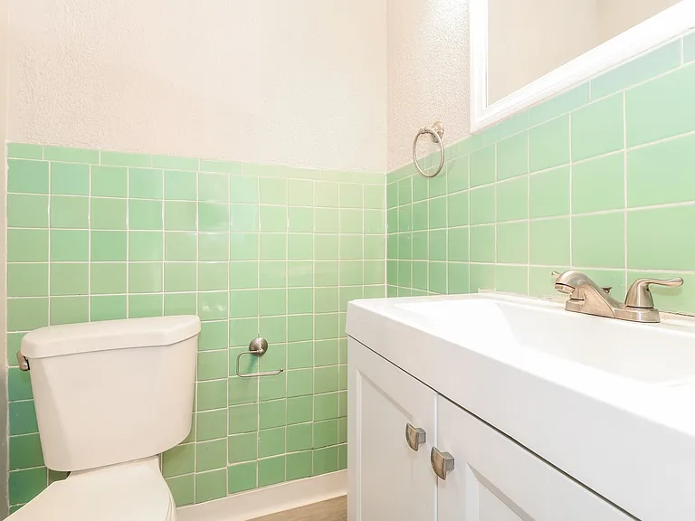 927916_025_main_bathroom_13376030.jpg