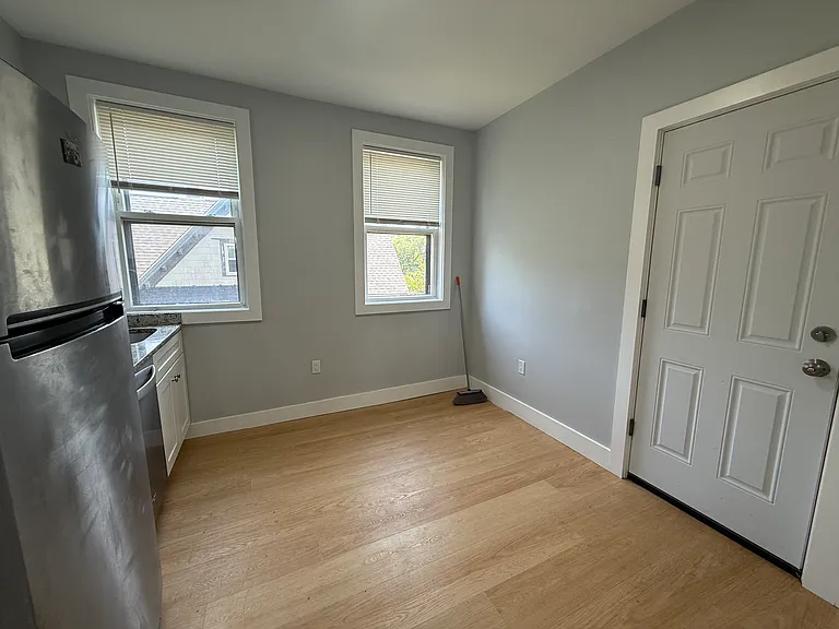 566 Shirley St #5 — Photo 11