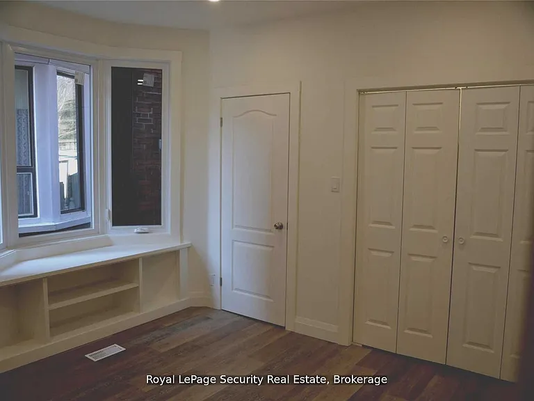 6 Rusholme Park Cres #MAIN — Photo 5