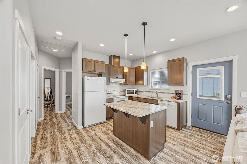 4th image of 3320 Q Avenue