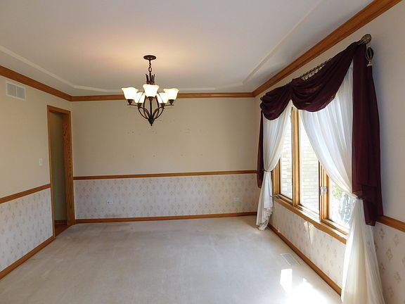 4th image of 17547 Jennifer Dr