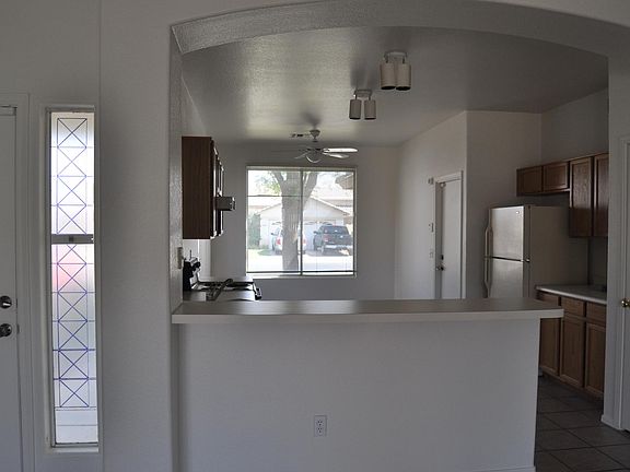 3rd image of 190 W Oxford Ln