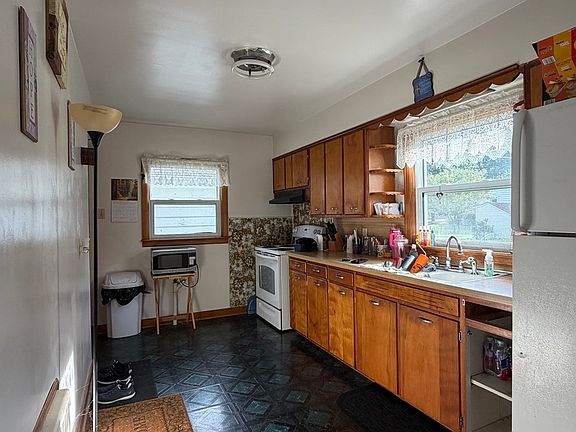 5th image of 404 Maple Ave