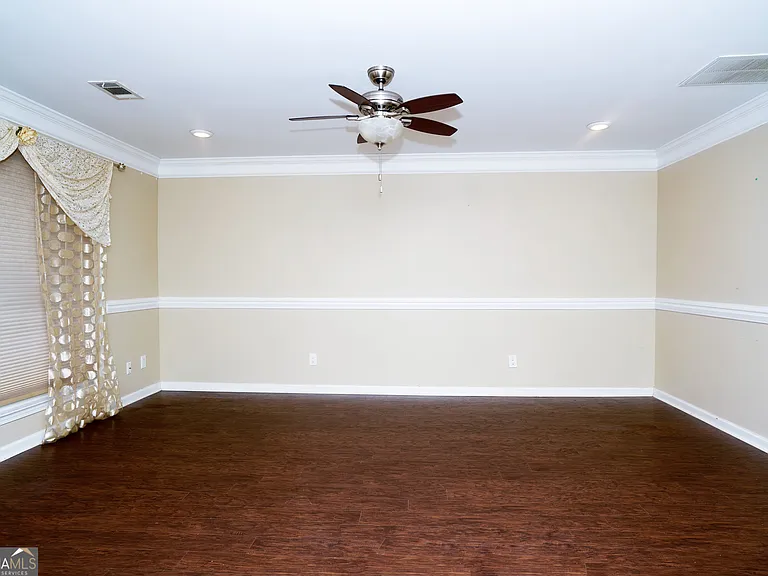 460 Paxton Pl — Photo 5