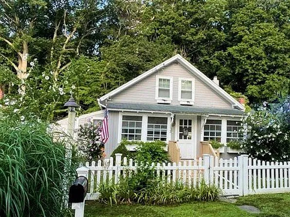 69 Overlook Dr, Warwick, RI 02818