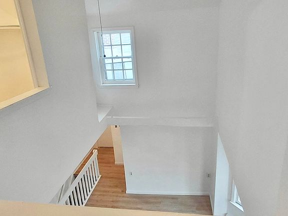 4th image of 301 Somerset St #B