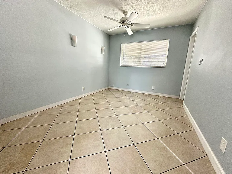 1261 SE 4th St #2 — Photo 8