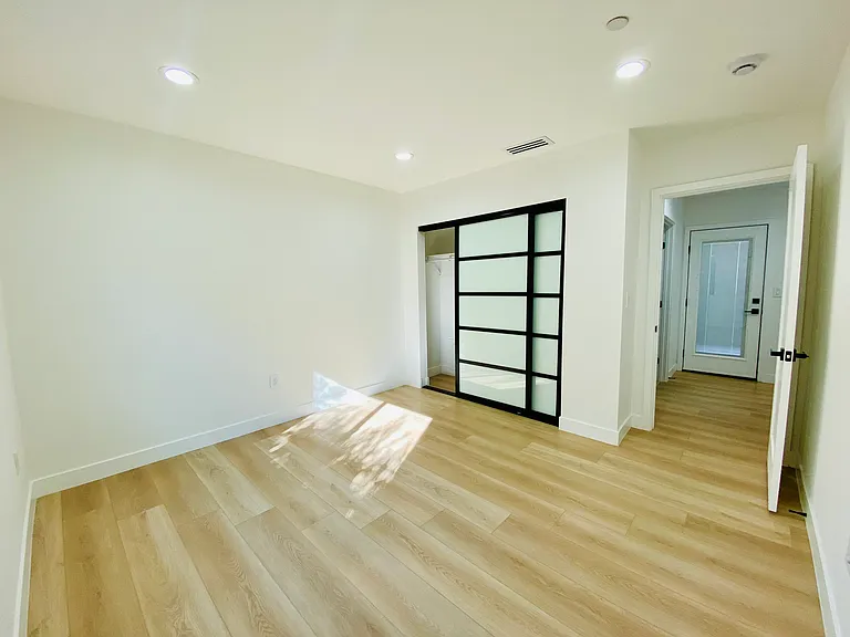 539 Avon Ave — Photo 17