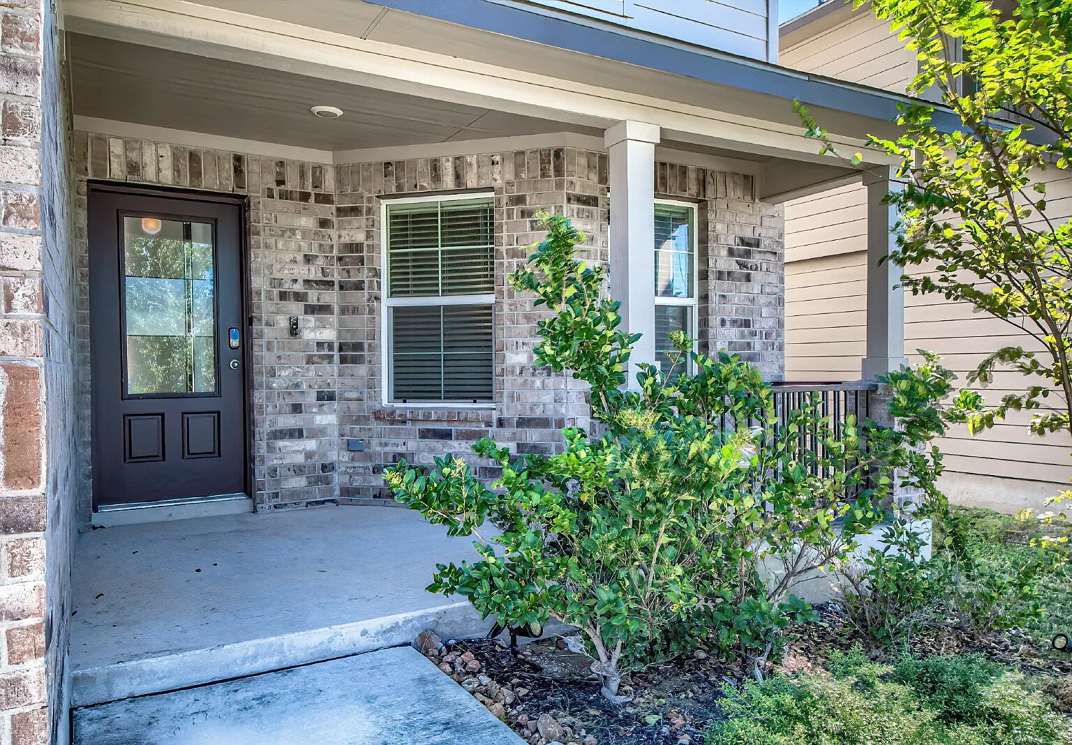 4 bed, 2.5 bath, 2322 sqft, $2,350 — Photo 3