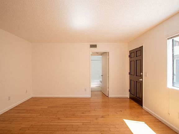 3rd image of 12338 Oxnard St APT 106