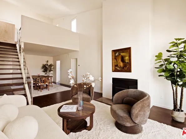 725 S Barrington Ave APT 301, Los Angeles, CA 90049