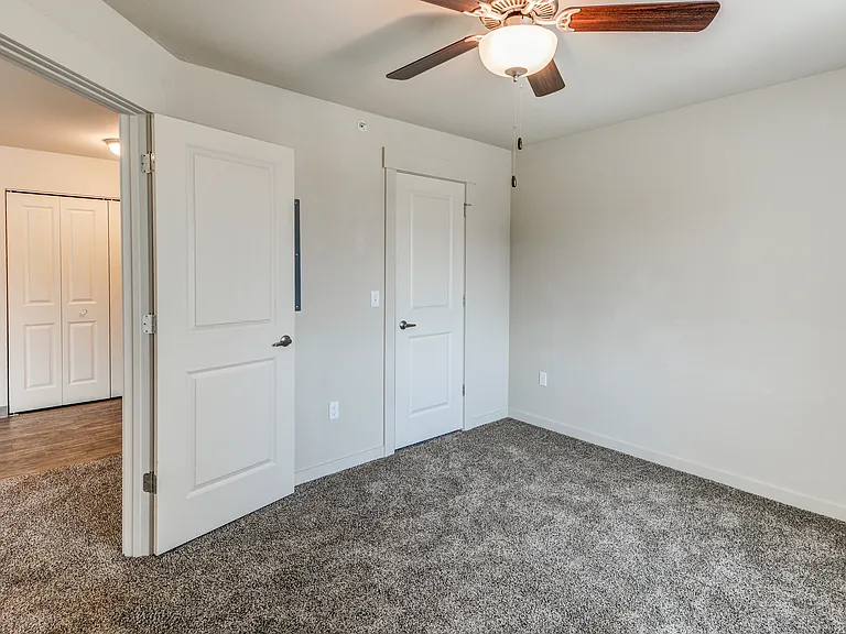 Crossroads Apartments — Photo 22