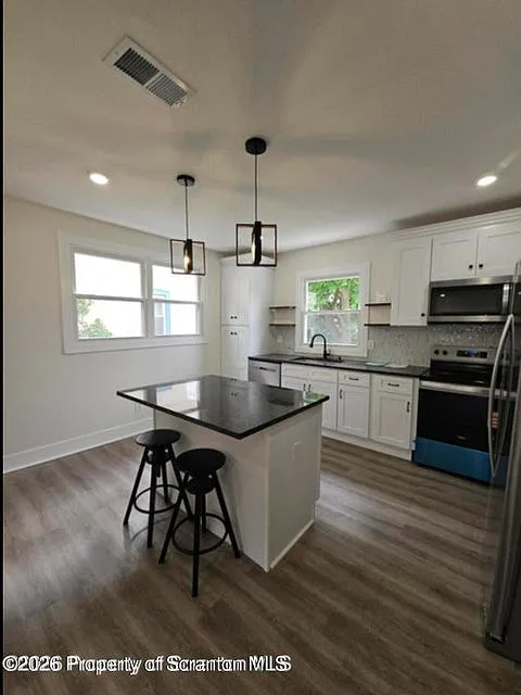 5 bed, 2300 sqft, $2,500 — Photo 4