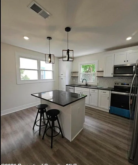 1105 Quincy Ave — Photo 4