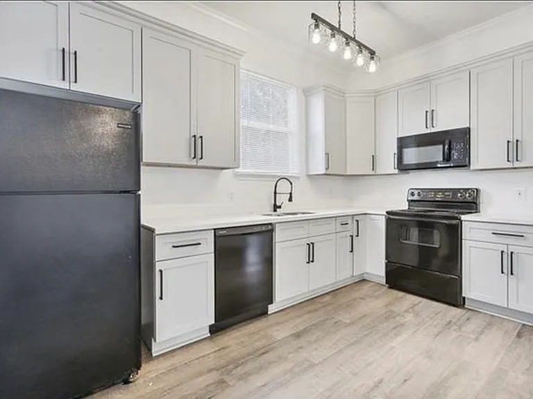 2322 Chippewa St — Photo 5