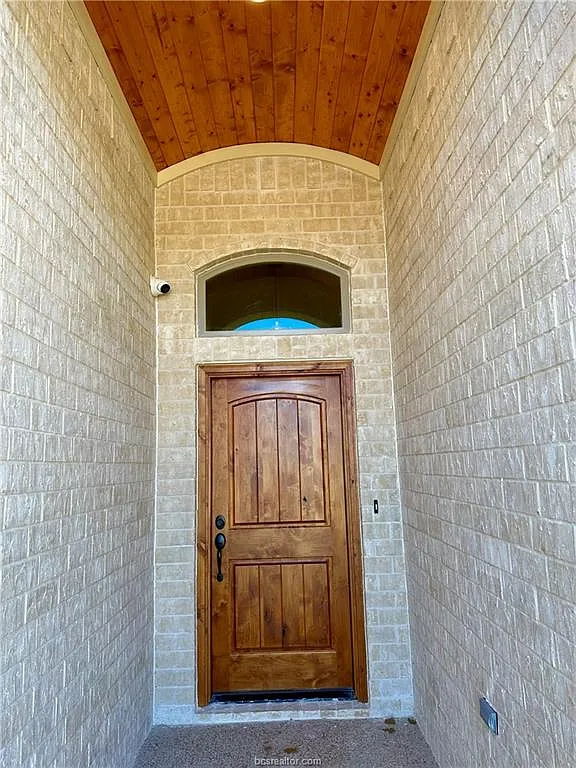 4 bed, 2201 sqft, $2,900 — Photo 3