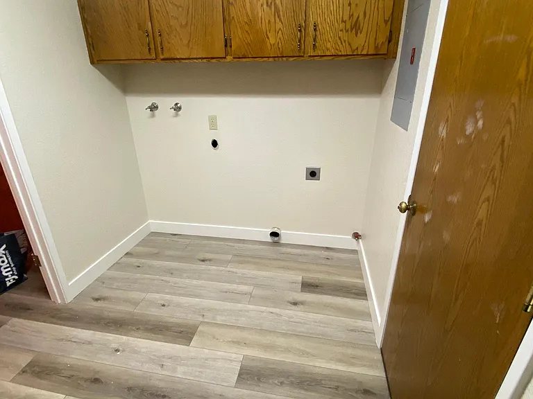 Washroom w/ gas and electric hook ups