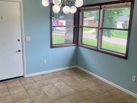 5th image of 2412 Carlton Way