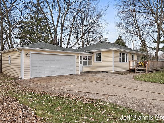 3rd image of 703 Cloverdale Ave NW