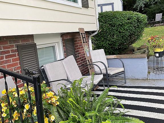 4th image of 17 Saint Clair Ave