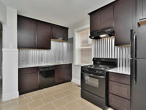 Modern Kitchen! 42" Cabinets and GRANITE!!!