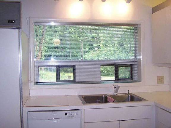 3rd image of 920 Hickory Dr