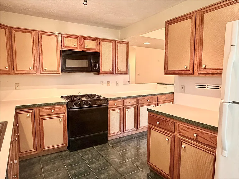 17407 Chamberlain Dr — Photo 12