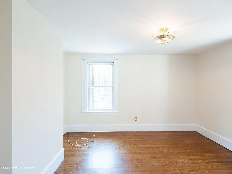527 E 4th St #1 — Photo 16