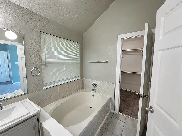4672 Heatherbrook Ln — Photo 12
