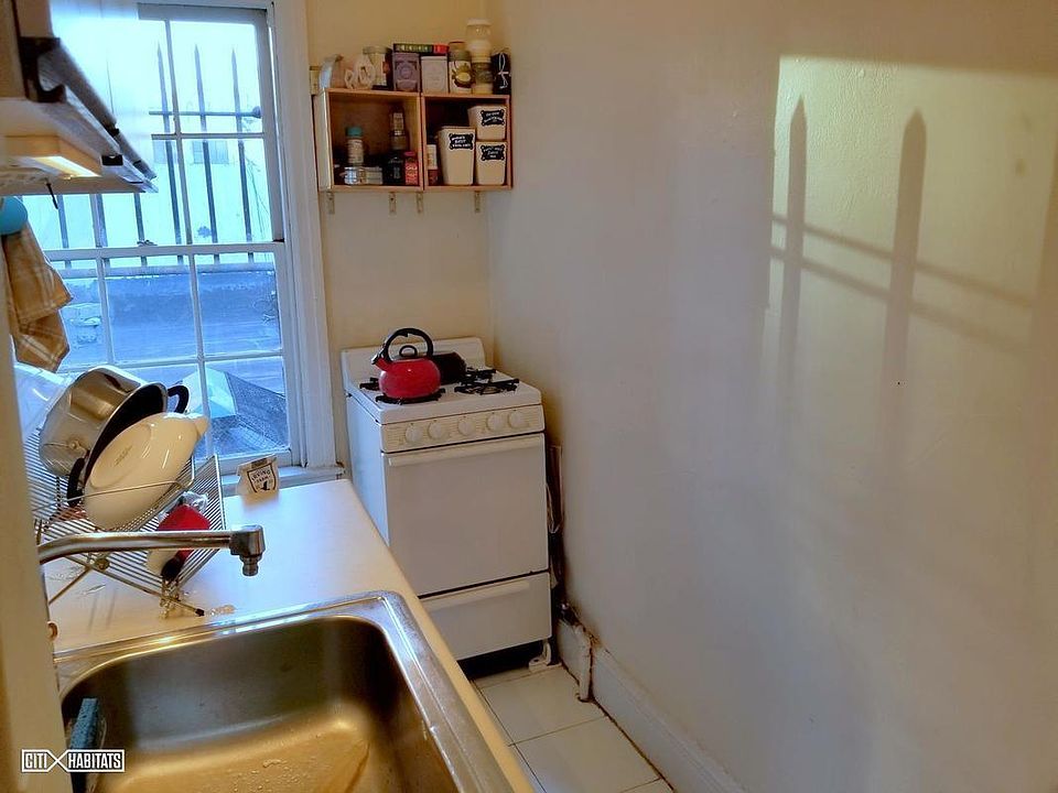 2nd image of 226 W 79th St Ph 1