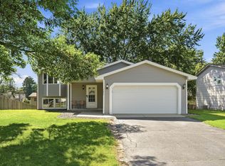 2682 Guthrie Ave N, Oakdale, MN 55128