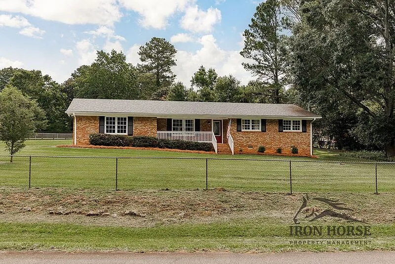 4 bed, 2.0 bath, 1743 sqft, $2,350 — Photo 2