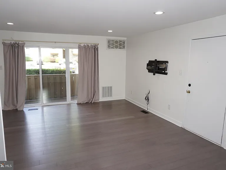 901 Thornton Ct #901 — Photo 2