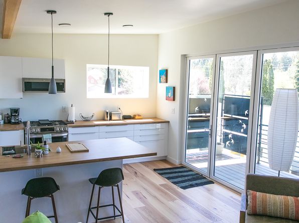 900 SW Blakely Rd #2