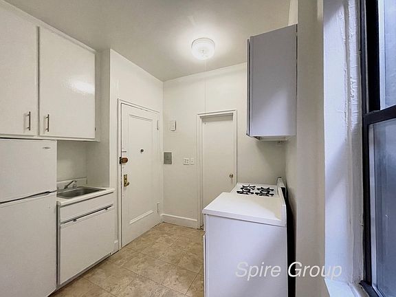 4th image of 226 W 4th St #7