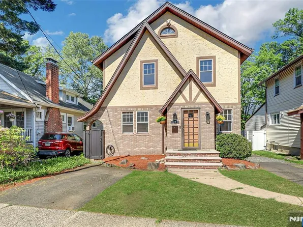 6 Colonial Ct, Dumont, NJ 07628