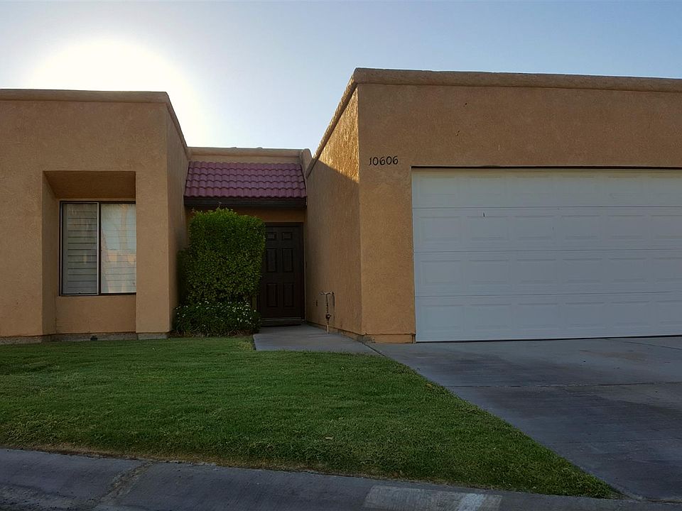 VERY well maintained 2 bedroom 2 bath condo!