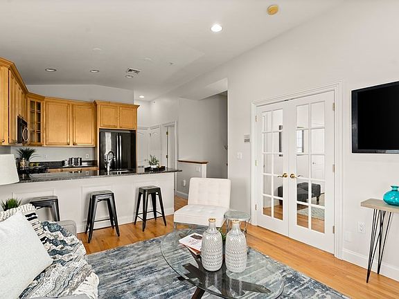 4th image of 394 Norfolk St #3