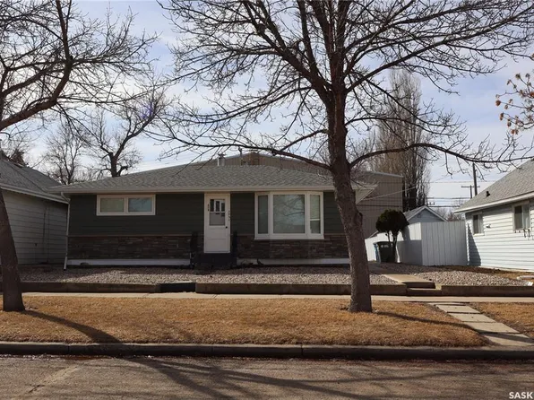 302 3rd AVENUE E, Assiniboia, SK S0H 0B0