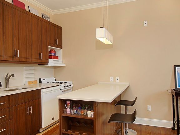 3rd image of 4819 Vernon Blvd #3A