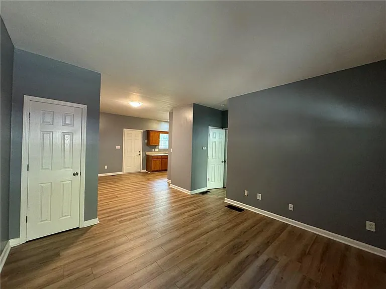 24 S Eugenia Pl NW — Photo 4