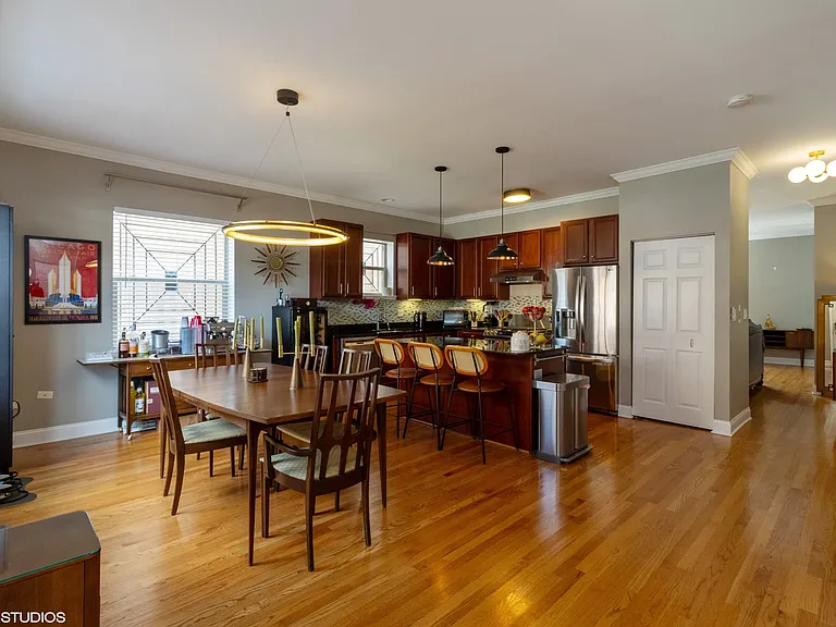 2042 W Warren Blvd — Photo 2