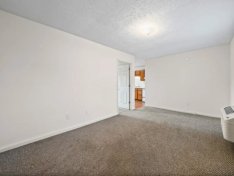 2604 Kenwood Dr — Photo 3